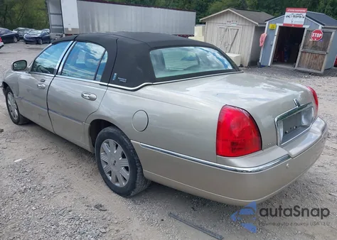 2005 Lincoln Town Car Signature Limited z USA, uszkodzony, nr VIN 1LNHM82W55Y600234